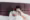 Junge Frau sitzt schlaflos im Bett
